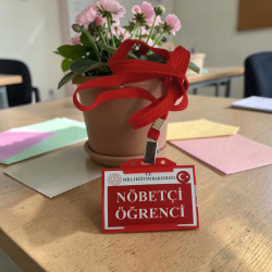 Nöbetçi Öğrenci Yaka Kartı - MEB Logolu Kırmızı Askı İpli Set