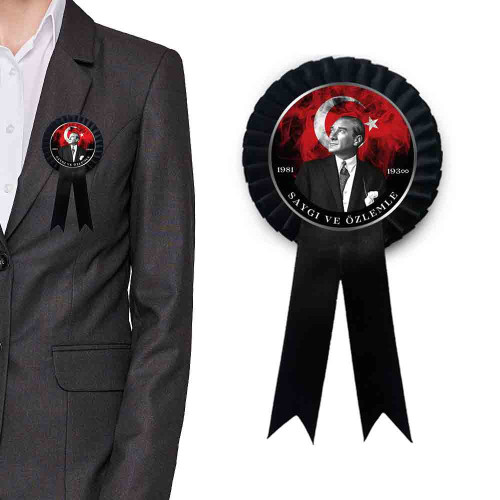 Saygı ve Özlemle Temalı Anma Kokartı - Takım Elbiseli Atatürk ve Ay Yıldız Figürlü Siyah Kurdeleli Göğüs Rozeti Saygı ve Özlemle Temalı Anma Kokartı - Takım Elbiseli Atatürk ve Ay Yıldız Figürlü Siyah Kurdeleli Göğüs Rozeti