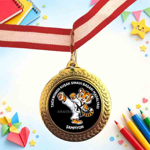 Taekwondo Şampiyon Madalyası Kaplan Maskotlu - Kişiye Özel Baskılı Kurdeleli Altın Madalya Taekwondo Şampiyon Madalyası Kaplan Maskotlu - Kişiye Özel Baskılı Kurdeleli Altın Madalya