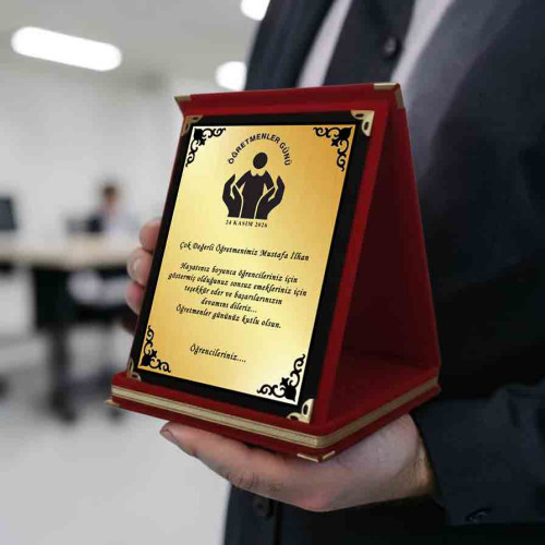 24 Kasım Öğretmenler Günü Temalı Kişiye Özel Plaket - Kırmızı Kadife Kutulu Öğretmene Teşekkür Plaketi 24 Kasım Öğretmenler Günü Temalı Kişiye Özel Plaket - Kırmızı Kadife Kutulu Öğretmene Teşekkür Plaketi