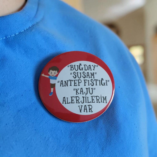 Çocuk Gıda Alerjisi Bildirim Rozeti - Kişiye Özel Alerjen Uyarı Buton Rozeti (Buğday, Susam, Fıstık, Kaju) Çocuk Gıda Alerjisi Bildirim Rozeti - Kişiye Özel Alerjen Uyarı Buton Rozeti (Buğday, Susam, Fıstık, Kaju)