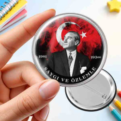 Atatürk Portreli Anma Rozeti - Takım Elbiseli Atatürk ve Ay Yıldız Figürlü Saygı ve Özlemle Buton Rozet