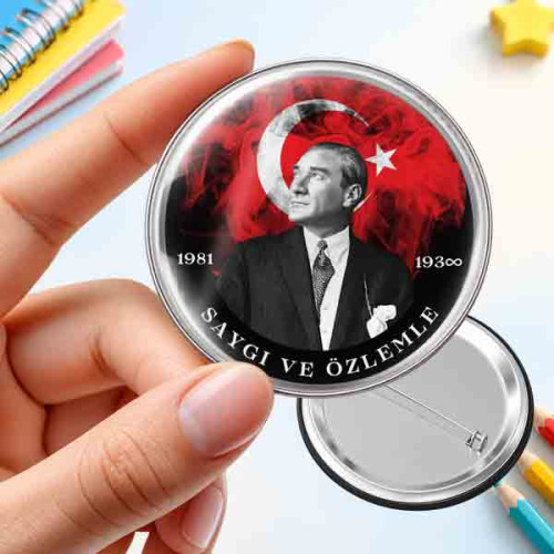 Atatürk Portreli Anma Rozeti - Takım Elbiseli Atatürk ve Ay Yıldız Figürlü Saygı ve Özlemle Buton Rozet Atatürk Portreli Anma Rozeti - Takım Elbiseli Atatürk ve Ay Yıldız Figürlü Saygı ve Özlemle Buton Rozet